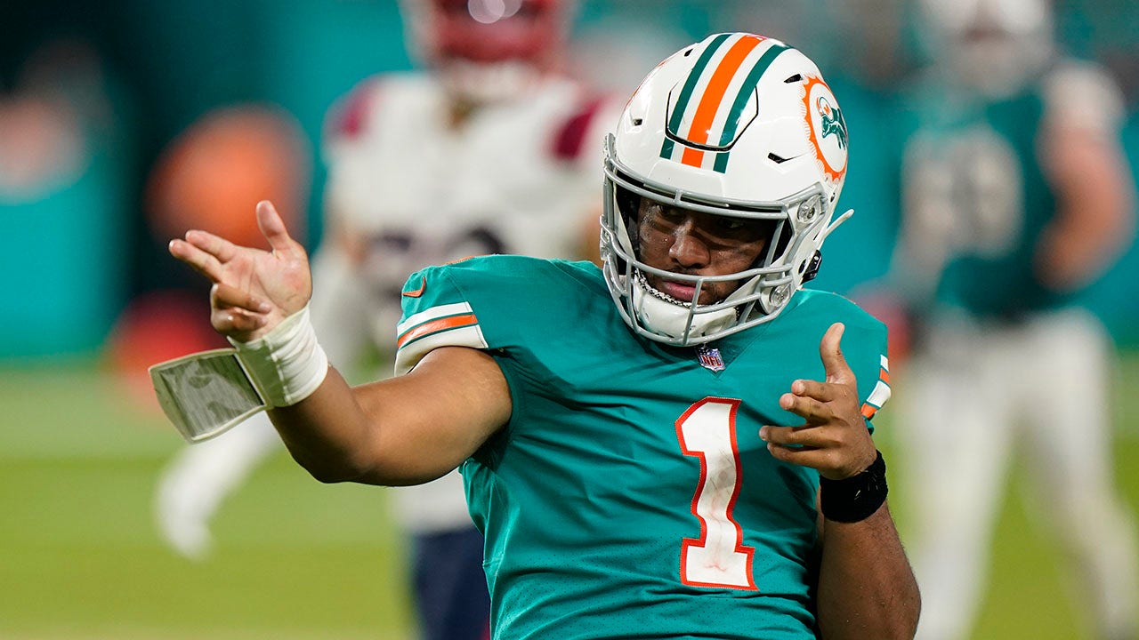 Dolphins' Mike McDaniel details the 'f--- it' play, words of encouragement  for Tua Tagovailoa