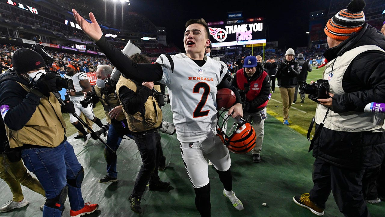 EAST RUTHERFORD, NJ - SEPTEMBER 25: Cincinnati Bengals place kicker Evan  McPherson (2) prior to the National Football League game between the New  York Jets and the Cincinnati Bengals on September 25