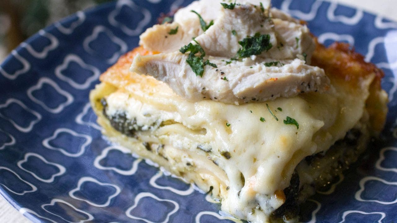 Chicken Alfredo lasagna with spinach for a crowd-pleasing dinner: Try the recipe