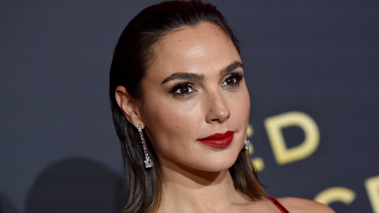 Gal Gadot Reflects On Viral ‘imagine Cover Video Says Gesture Was ‘in 