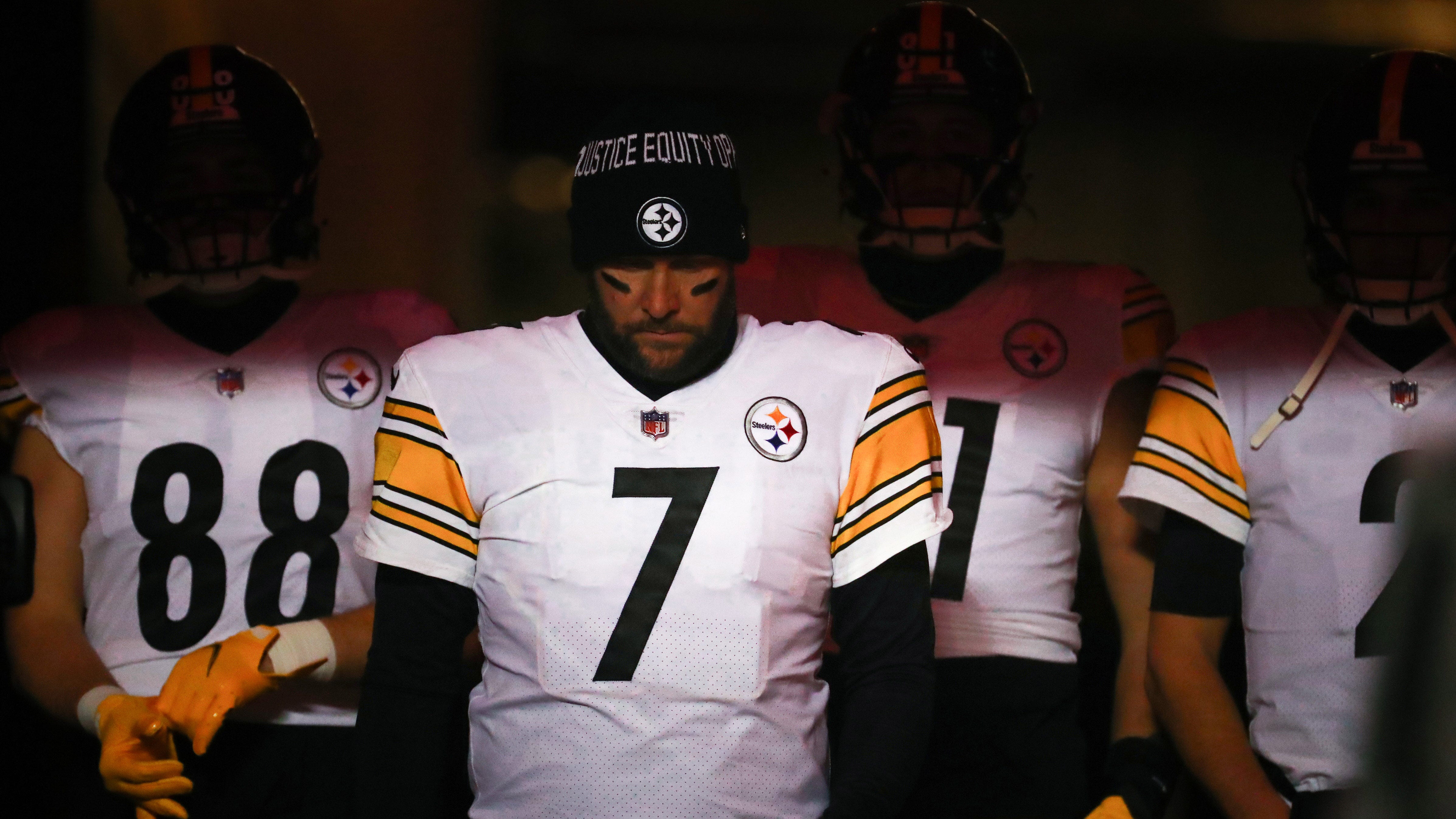 Quarterback Ben Roethlisberger of the Pittsburgh Steelers runs onto News  Photo - Getty Images