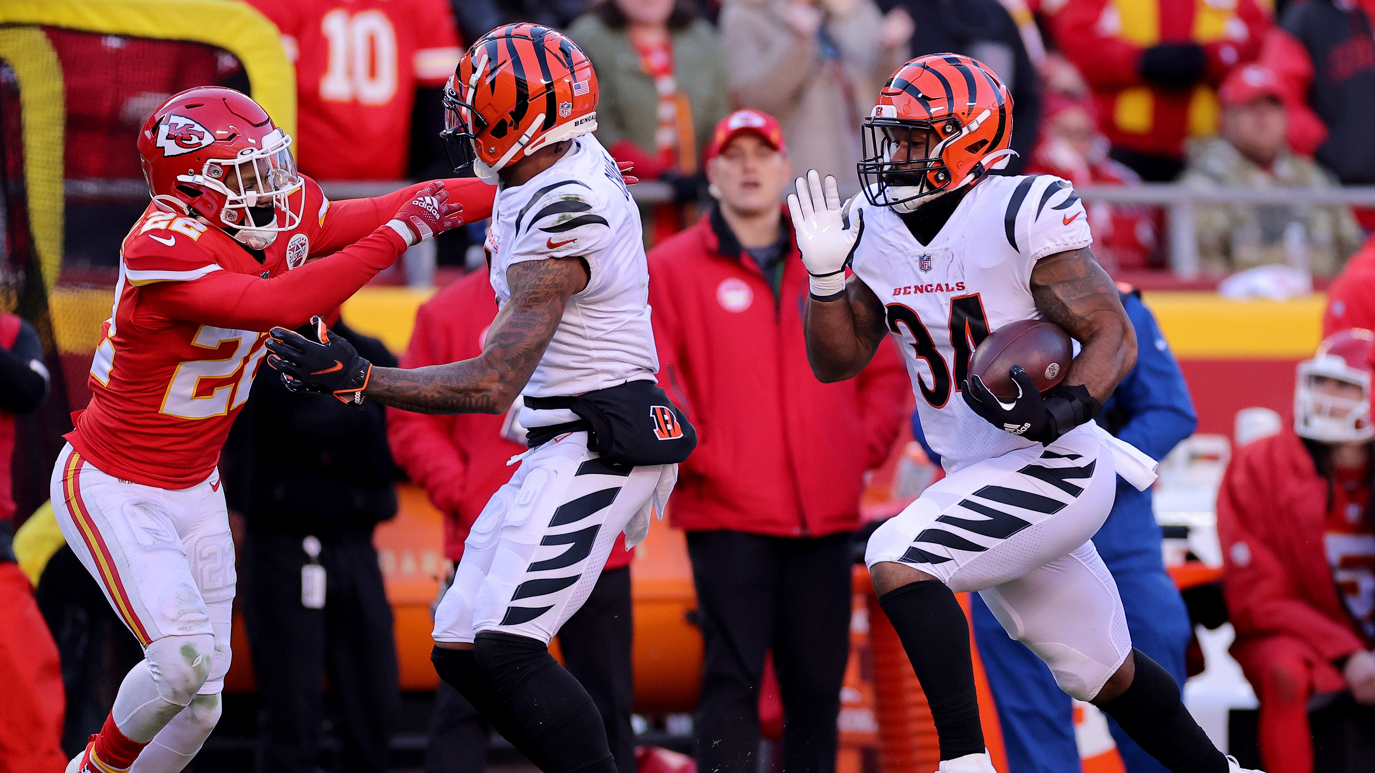 Cincinnati Bengals running back Samaje Perine (34) runs during an