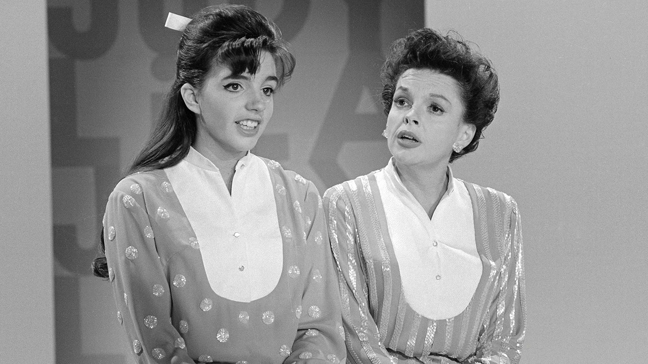 Liza Minnelli recalls how Judy Garland helped her cope with stage fright:  'She would calm me down' | Fox News