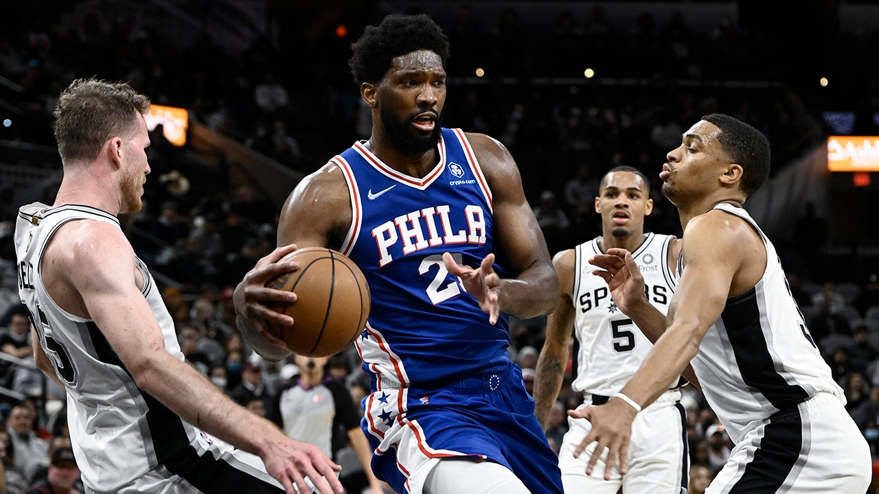 Joel Embiid’s double-double helps 76ers hold off Spurs
