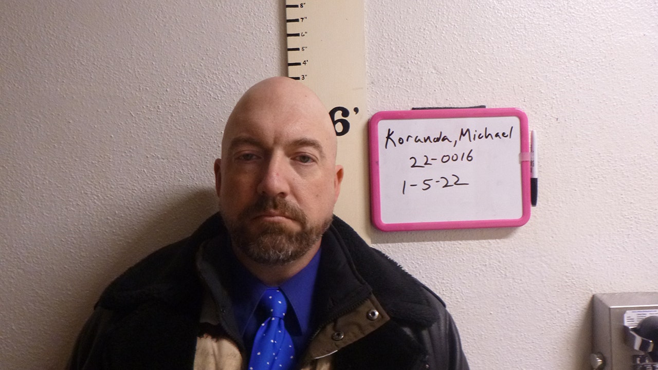 South Dakota teacher arrested after his mom accidentally serves pot(00)