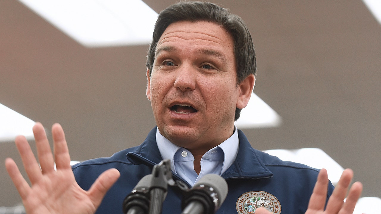 DeSantis on Joe Rogan controversies, distrust of CNN, media: 'Do not apologize. Do not cow to the mob'