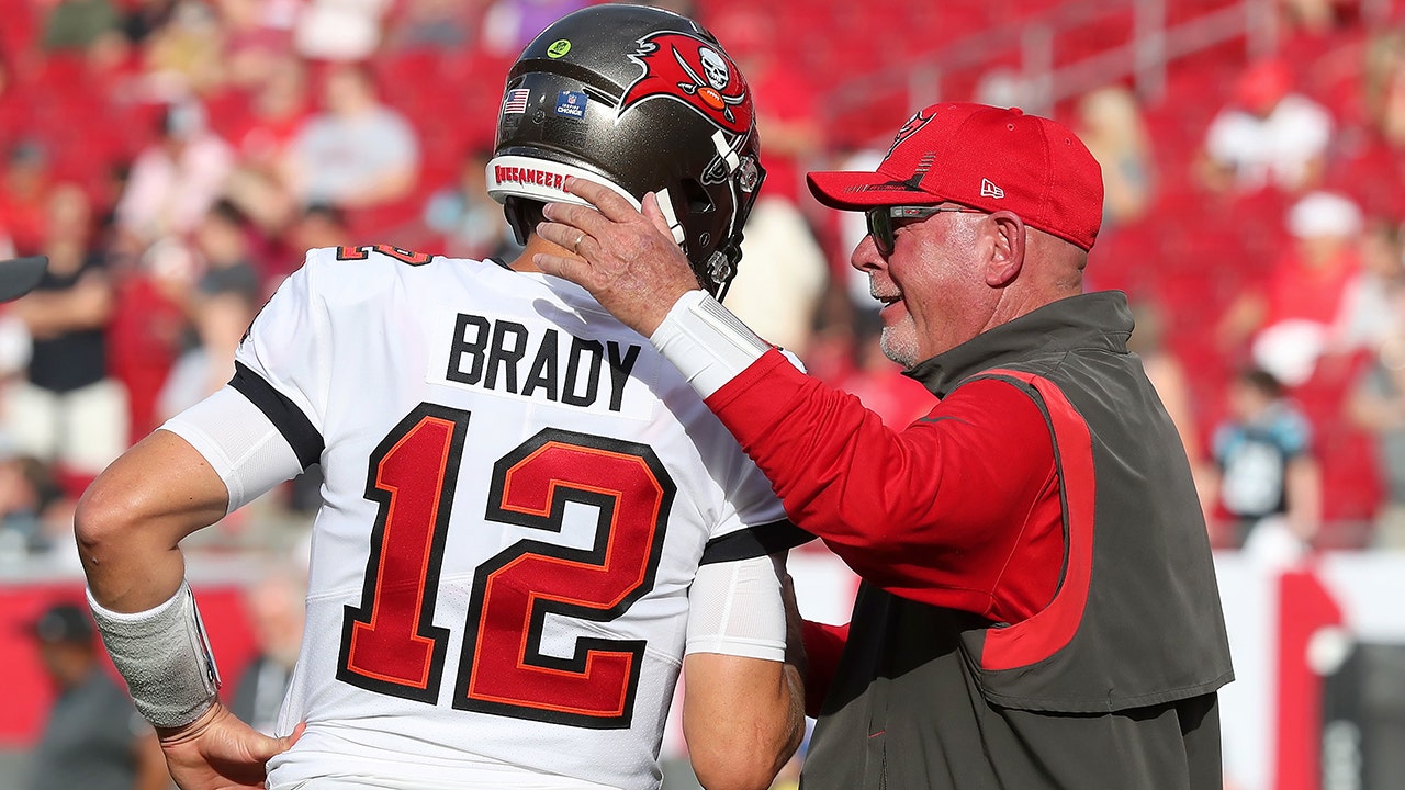 Bucs coach Bruce Arians rebuffs report of rift with Tom Brady