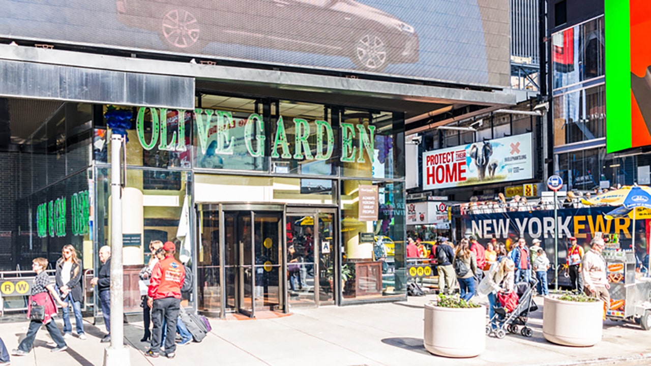 NYC vaccine mandate protesters arrested at Times Square Olive Garden restaurant