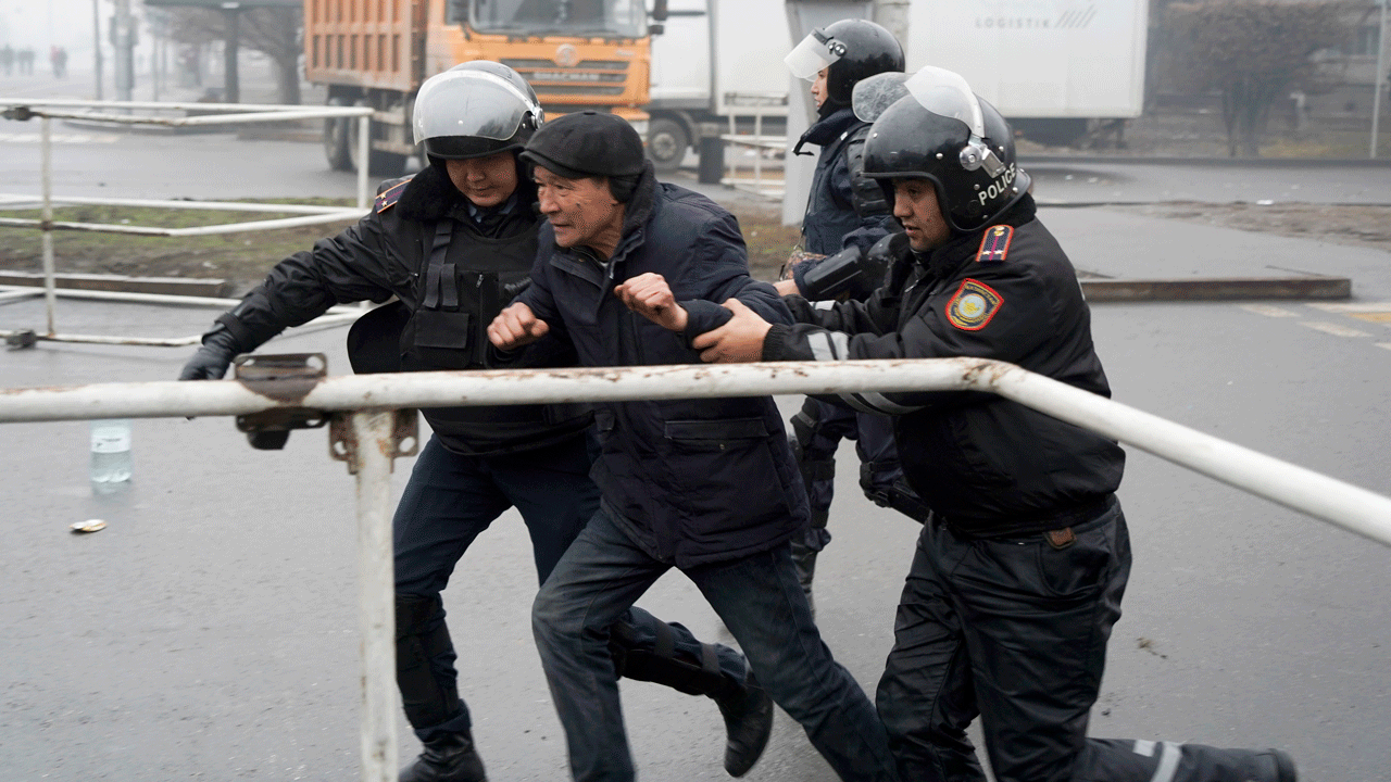 Police officers detain a demonstrator during a protest in Almaty, 哈萨克斯坦, 星期三, 一月. 5, 2022. Demonstrators denouncing the doubling of prices for liquefied gas clashed with police in Kazakhstan’s largest city and held protests on Tuesday in about a dozen other cities in the country. 