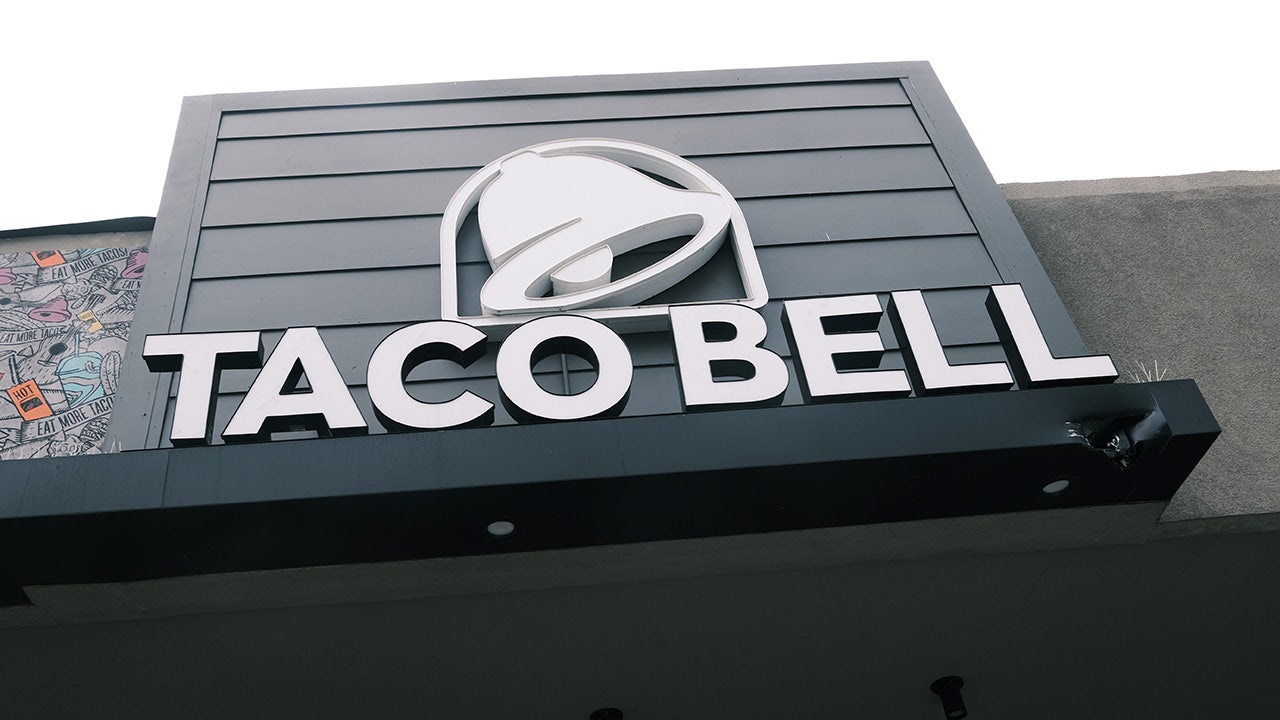 Los Angeles Taco Bell employee shot dead after argument over fake $20 bill: report