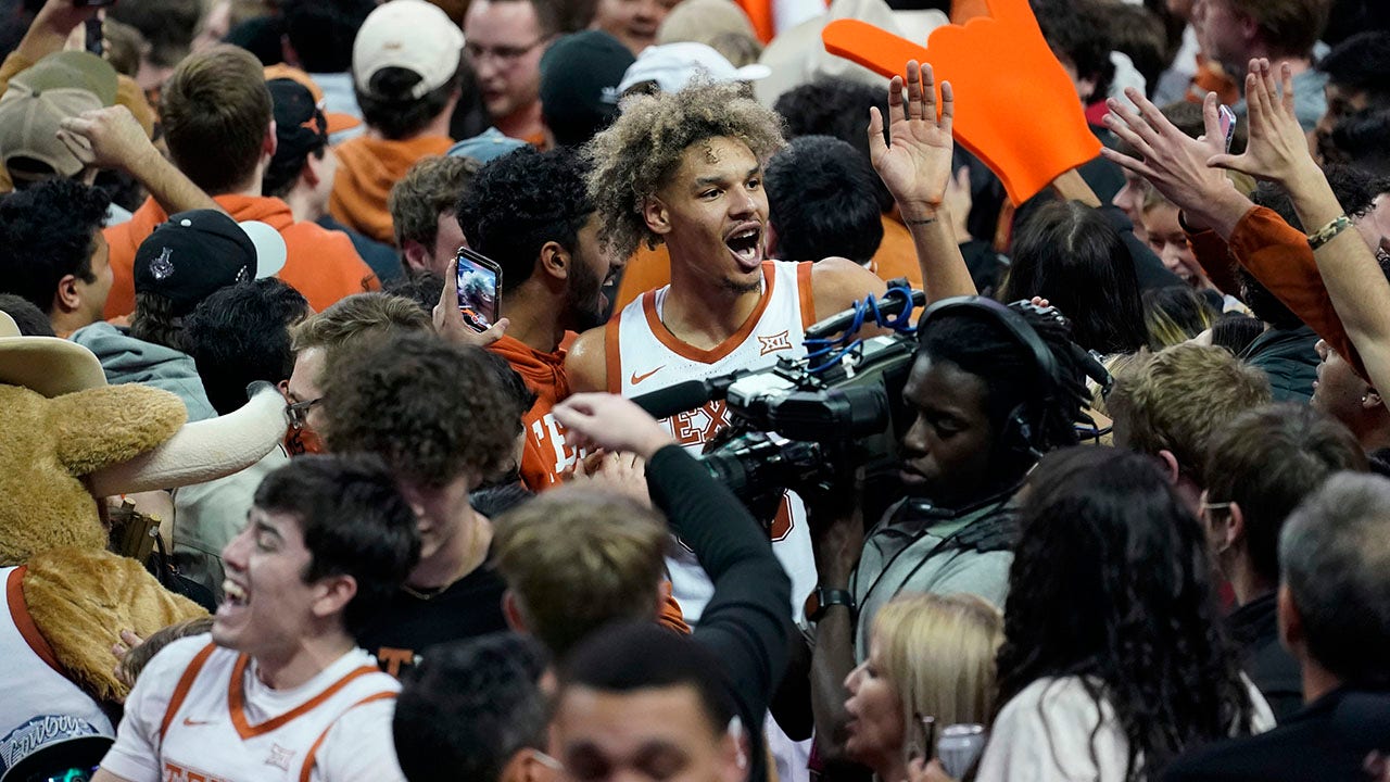 Big 12 fines Texas ,000 for fans storming court