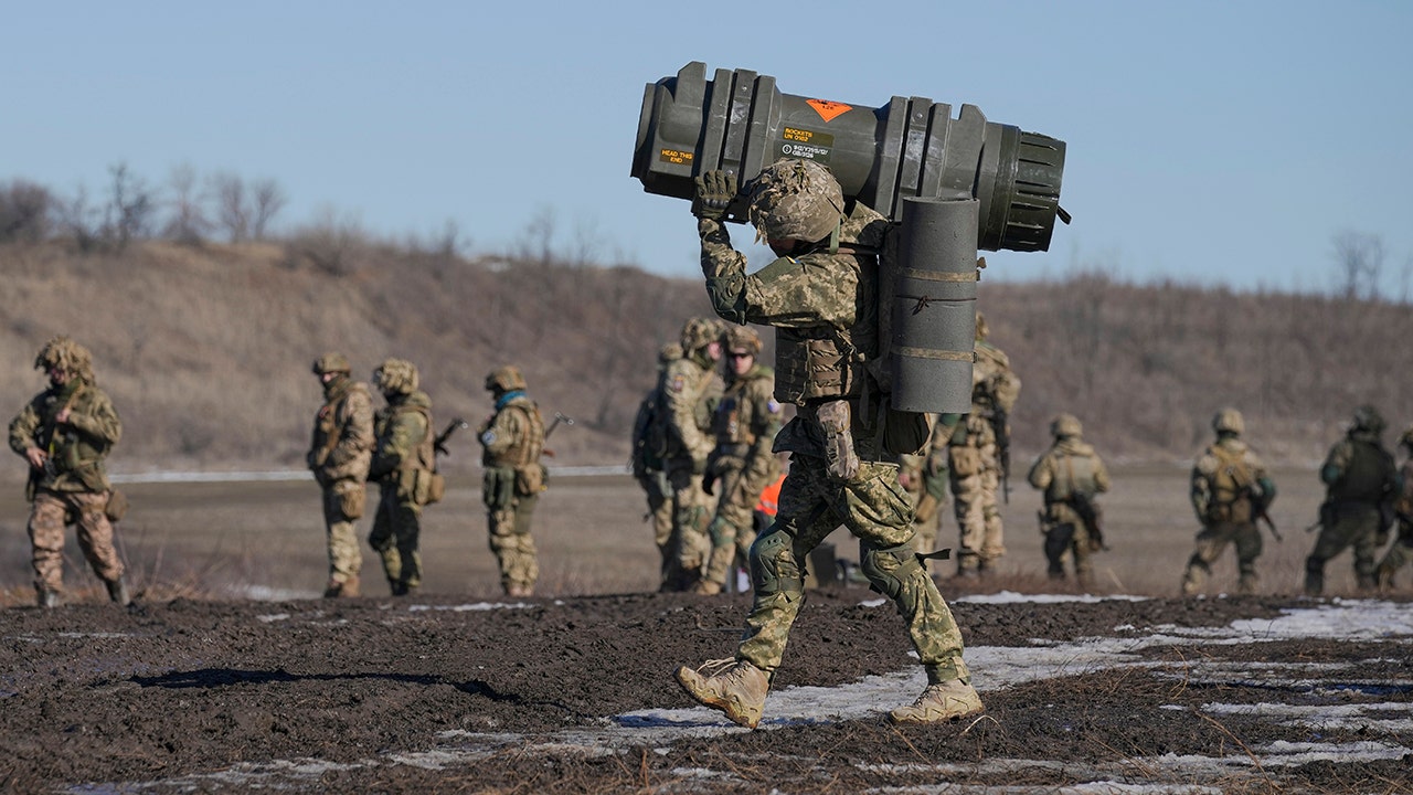 جندي أوكراني بسلاح أمريكي