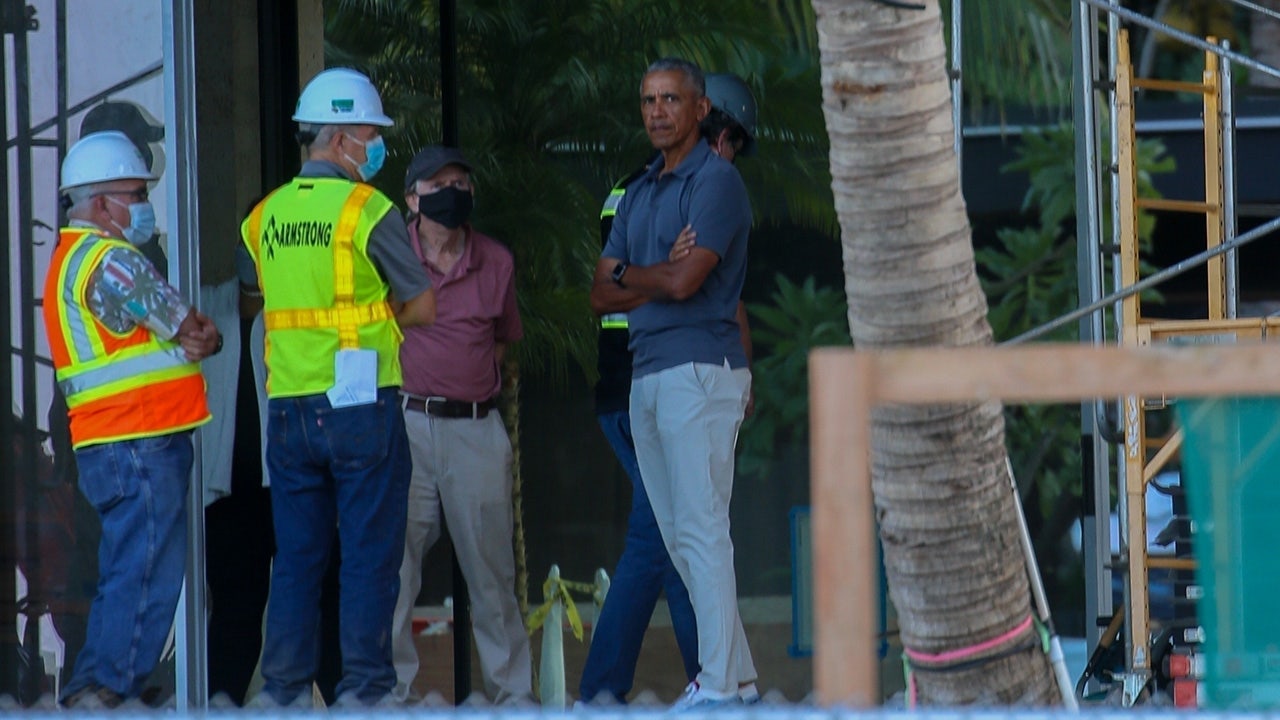 Obama spotted maskless, surrounded by masked construction workers at new Hawaii mansion
