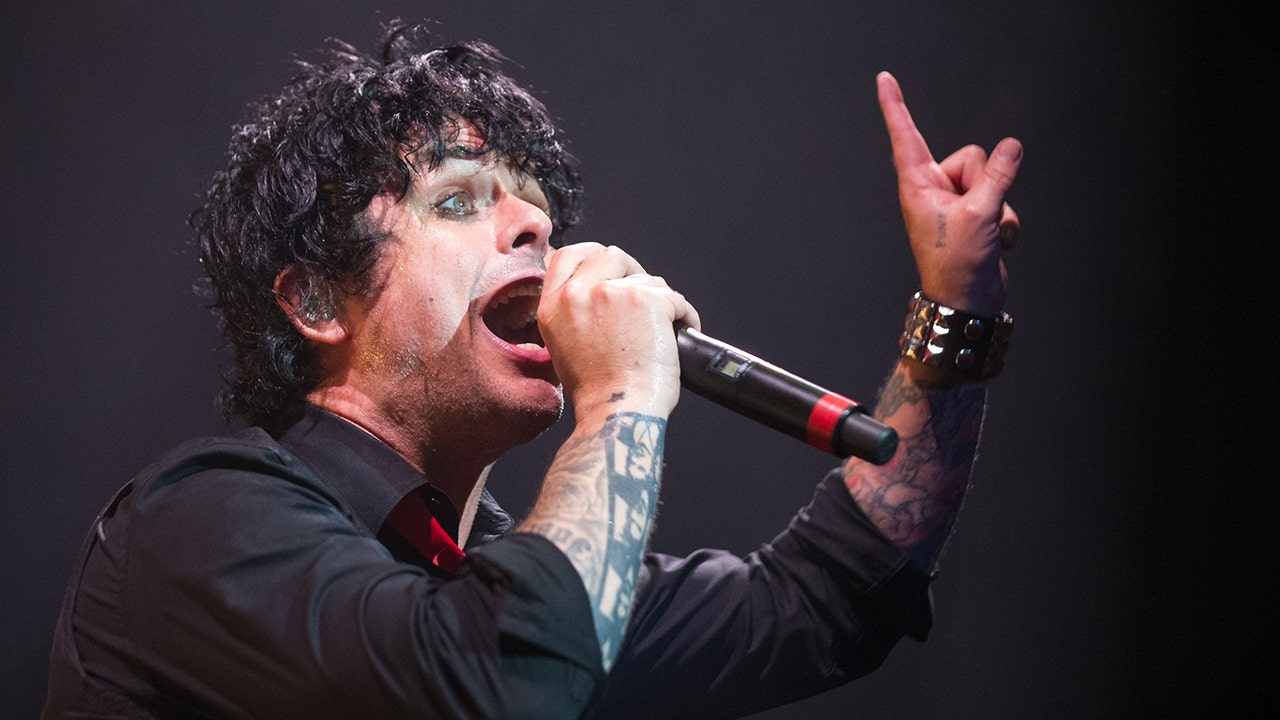 Billie Joe Armstrong de Green Day dice que está renunciando a la ciudadanía estadounidense.  F — América