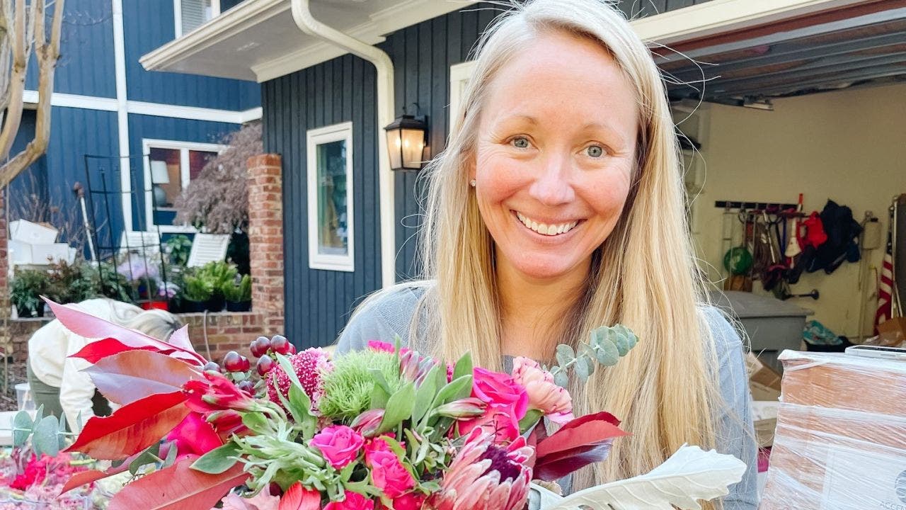 Woman gives flowers to widows on Valentine’s Day: 'The right thing'