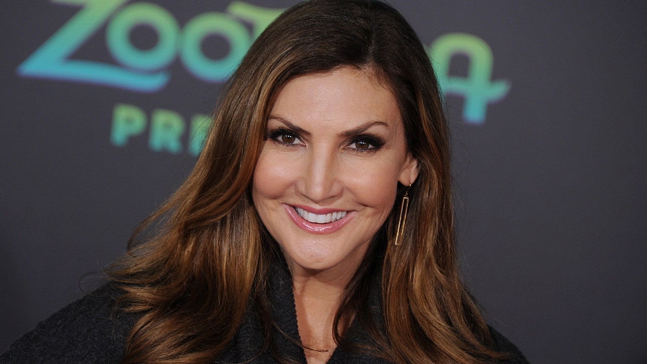 Comedian Heather McDonald collapses, fractures skull during set in Tempe, Arizona