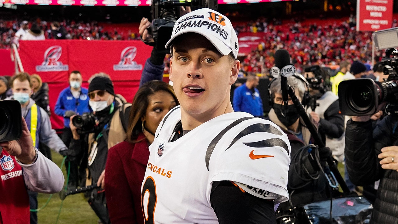 Bengals' Joe Burrow gives Kid Cudi jersey from AFC Championship