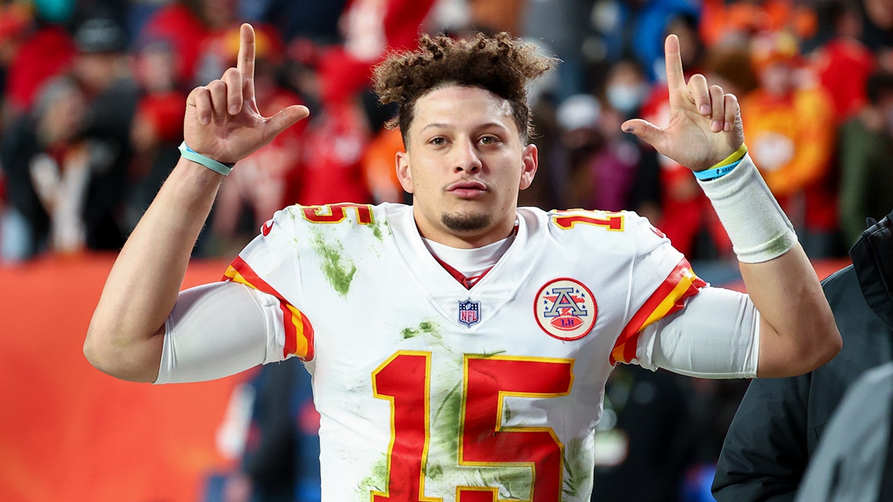 Chiefs' Patrick Mahomes brushes off report on family: 'Making stuff up