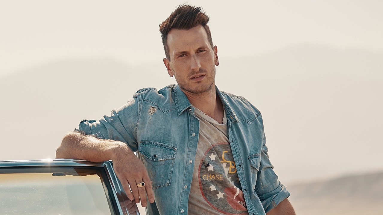 Russell Dickerson details his love for ‘all’ country music, explains why ‘purists’ can ‘frustrate’ him