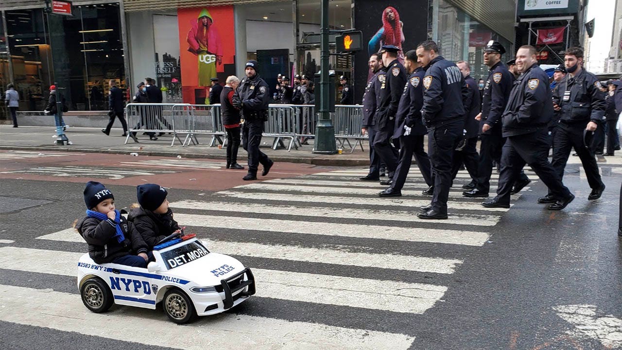 Touching toddler tribute for deceased NYPD Det. William Mora