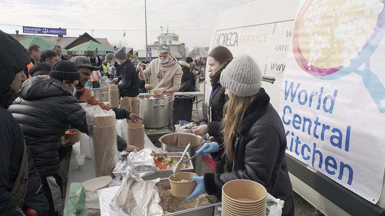Helping Ukrainian refugees: Nonprofit delivering thousands of hot meals to people in need