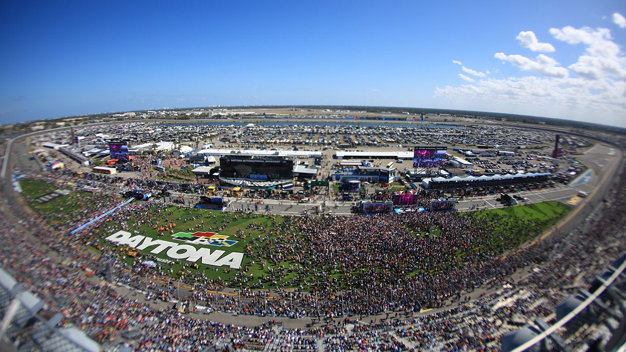 NASCAR: FOX Corporation CEO Lachlan Murdoch waves the green flag to start the Daytona 500