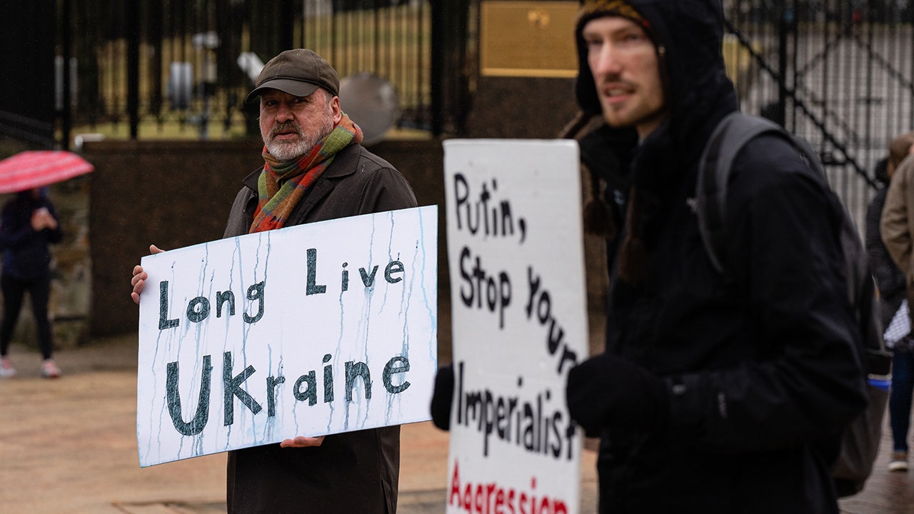 DC protesters supporting Ukraine gather outside Russian embassy, White House: 'Sanctions now!'