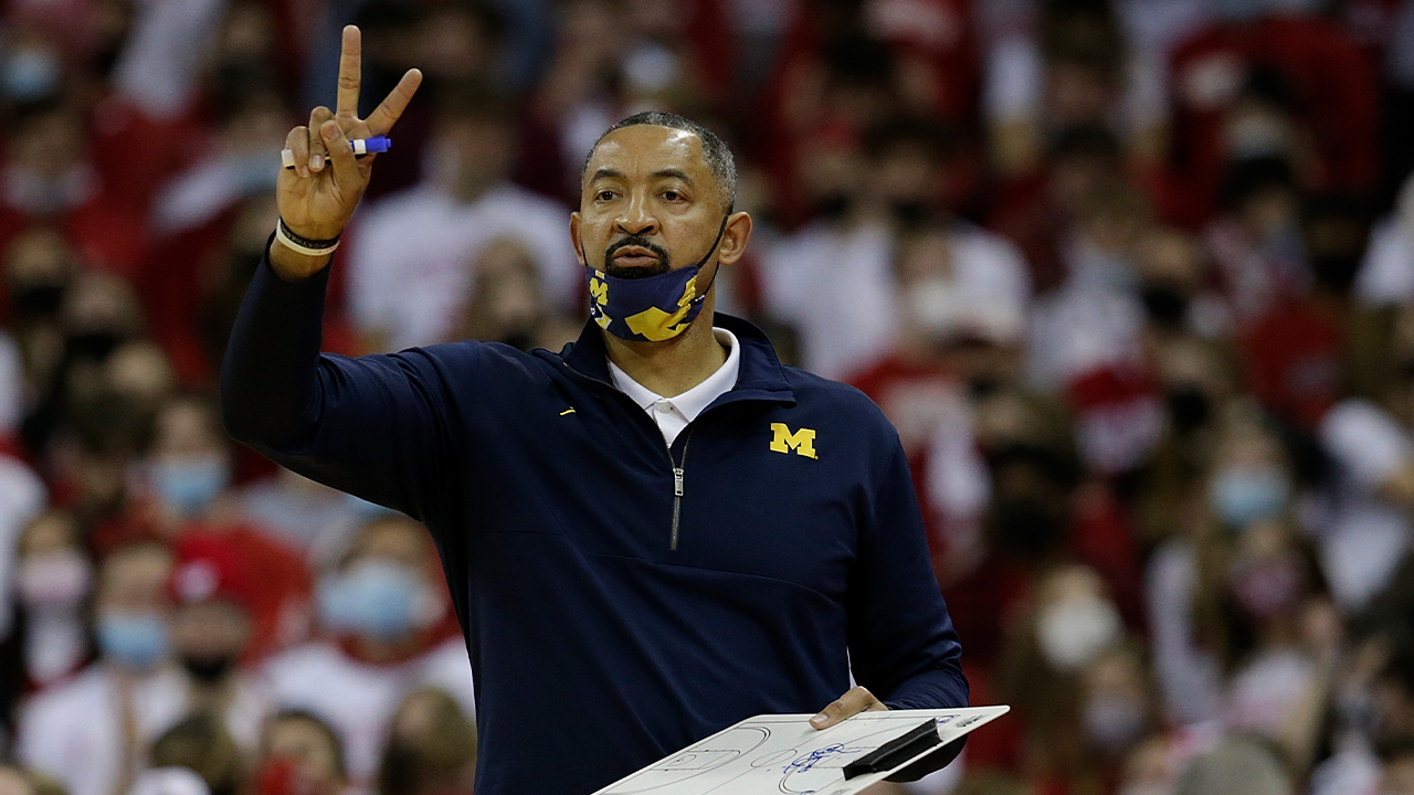 Michigan coach Juwan Howard appears to throw punch at Wisconsin assistant,  brawl breaks out between players | Fox News