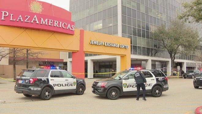 Texas mall shooting leaves police officer dead