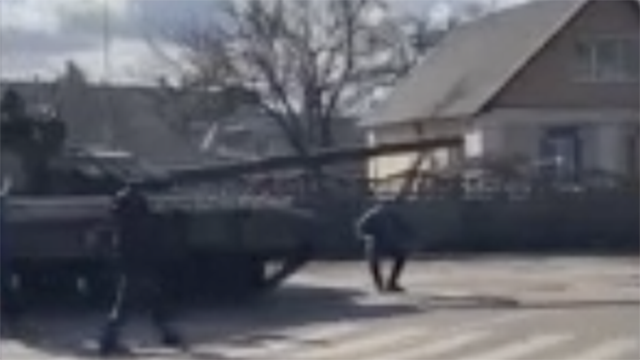 Un Ukrainien entre en collision avec un char russe alors que l’invasion se poursuit