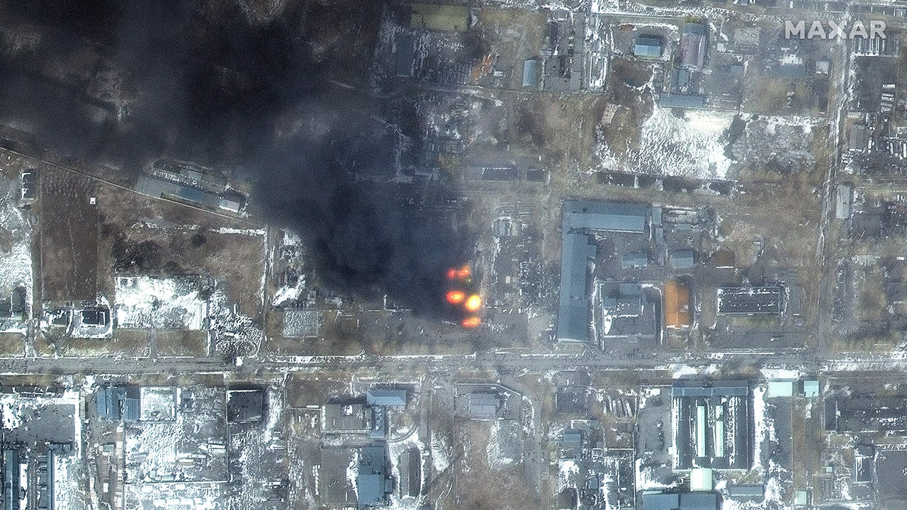 Vojna medzi Ukrajinou a Ruskom: satelitné snímky odhaľujú požiare a rozsiahle škody na obytných domoch v Mariupole