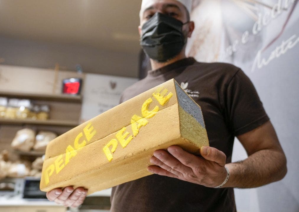 Italian baker sells ‘peace bread’ to benefit Russia-Ukraine refugees