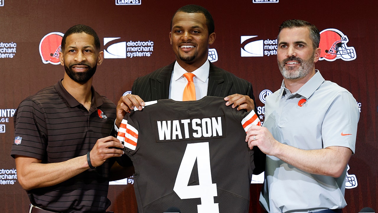 Deshaun Watson gifts Rolex and more to Anthony Walker in exchange for number