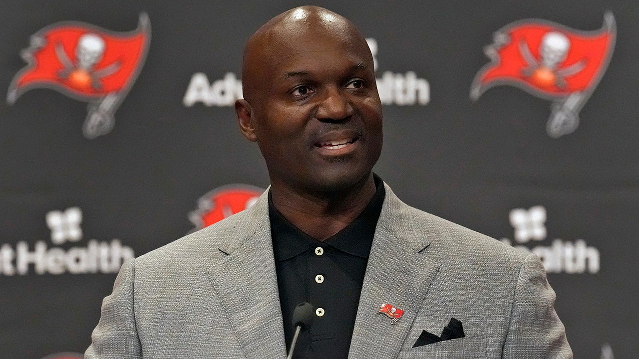 September 25, 2023, Tampa, Florida, USA: Tampa Bay Buccaneers head coach  Todd Bowles walks off the