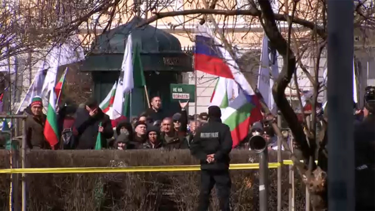 Búlgaros protestando durante el Secretario de Defensa de EE.UU.  Visita de Austin, el primer ministro dice que no hay asistencia militar de Ucrania