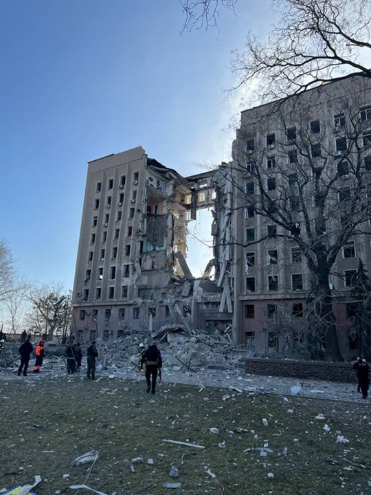 Russian forces bombed Ukrainian administration building, 8 civilians missing