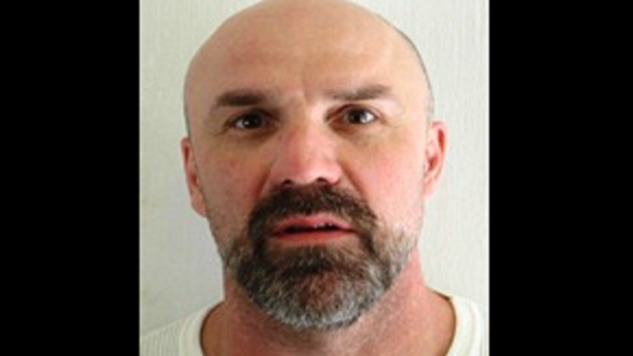 Manhunt underway for Oklahoma inmate escapee with history of fleeing prison custody