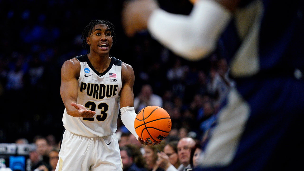 March Madness 2022: Purdue holds slim lead at halftime over Saint Peter’s in Sweet 16