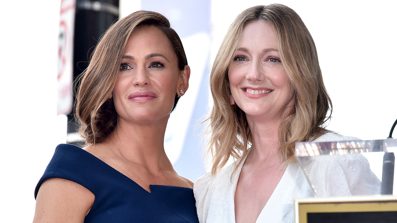 Jennifer Garner partage la vedette avec Judy Greer, co-vedette de 13 Going on 30, dans un selfie éclatant: « Grateful »