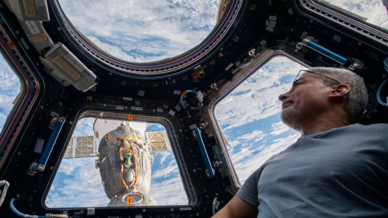 Un vaisseau spatial russe avec l’astronaute de la NASA Mark Vande Hei à bord atterrit au Kazakhstan