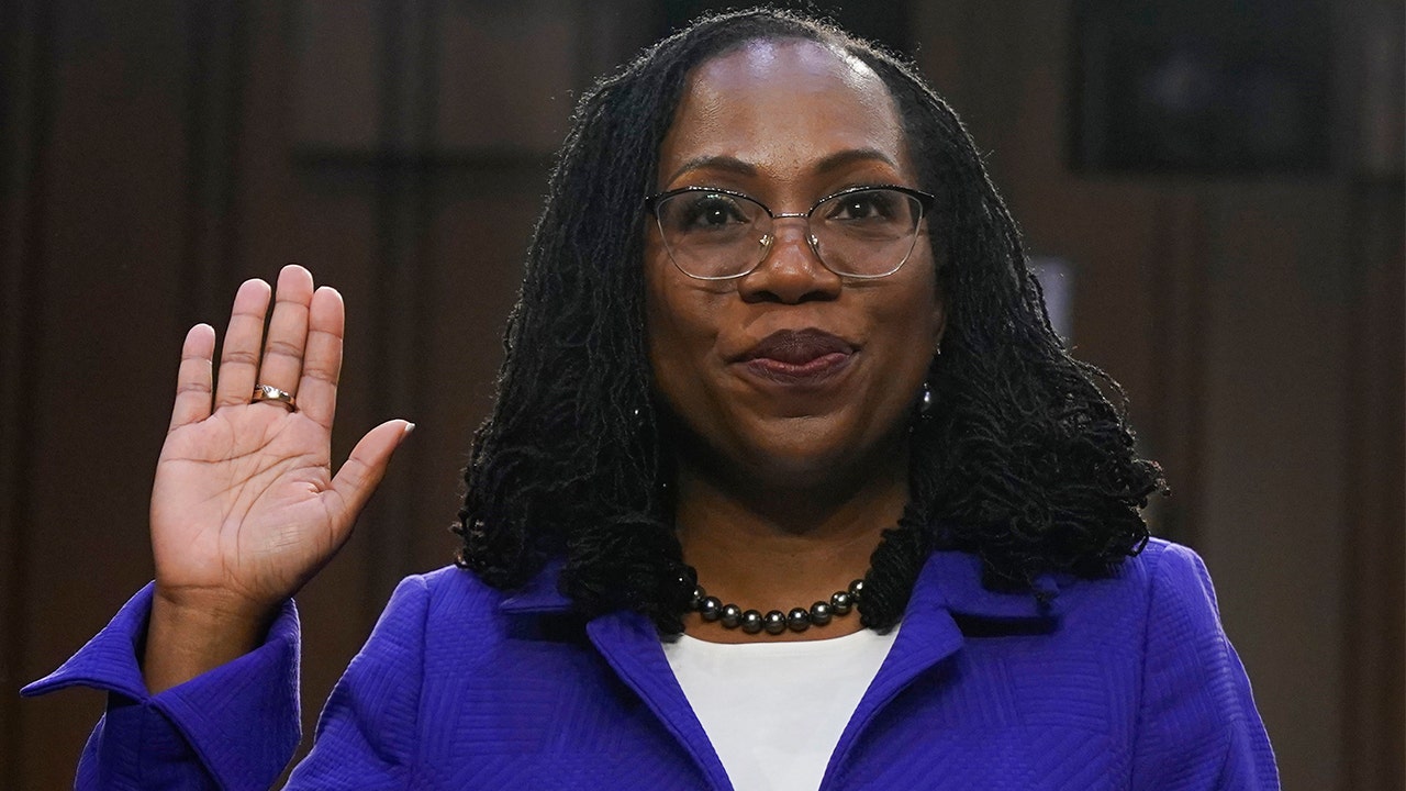 Supreme Court Justice Ketanji Brown Jackson sworn in, becoming first Black woman on high court thumbnail