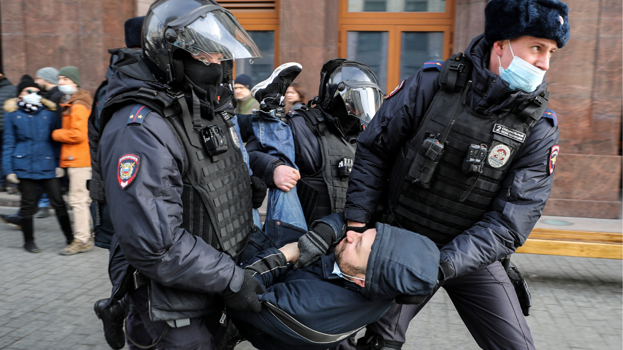 russia-s-hooliganism-law-could-put-anti-war-protesters-in-jail-for-up