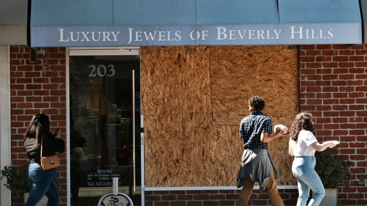 Los Angeles police warn against wearing expensive jewelry, citing would-be thieves