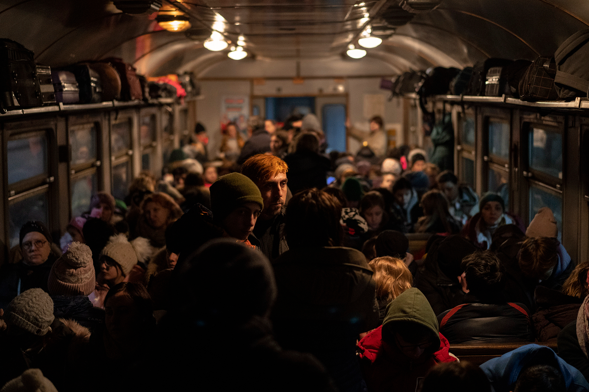 3月13日，在乌克兰西部利沃夫的一列开往波兰的火车上流离失所的乌克兰人。