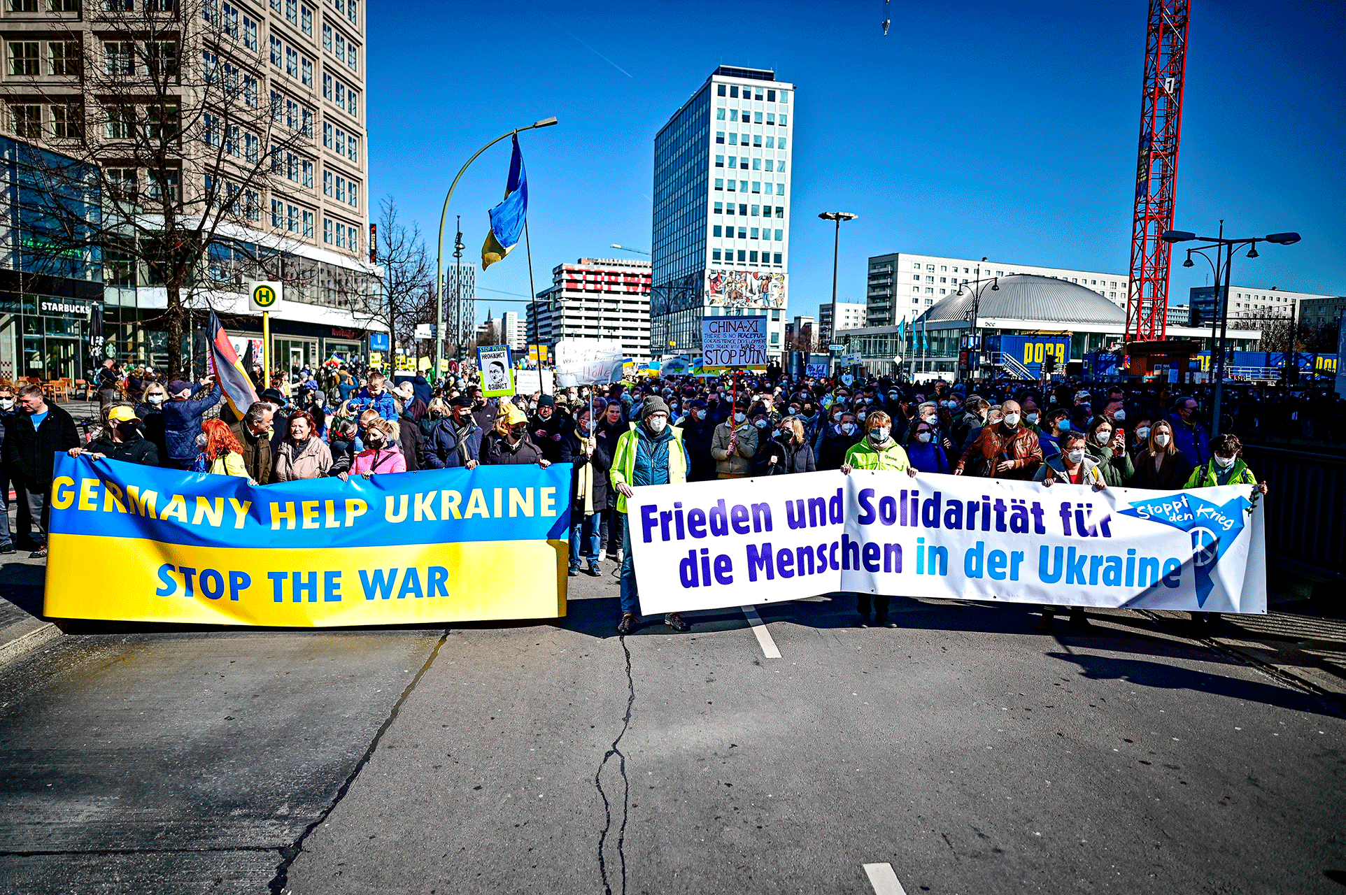 cilvēki piedalās "Pārtrauciet karu!  Miers un solidaritāte Ukrainas tautai" Demonstrācija Berlīnē, Vācijā, svētdien, 2022. gada 13. martā.