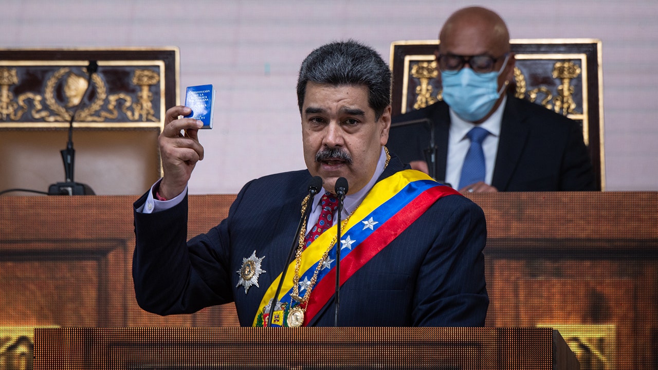 Der venezolanische Präsident Nicolas Maduro hält eine Rede zur Lage der Nation und trägt eine von einer Flagge inspirierte Schärpe