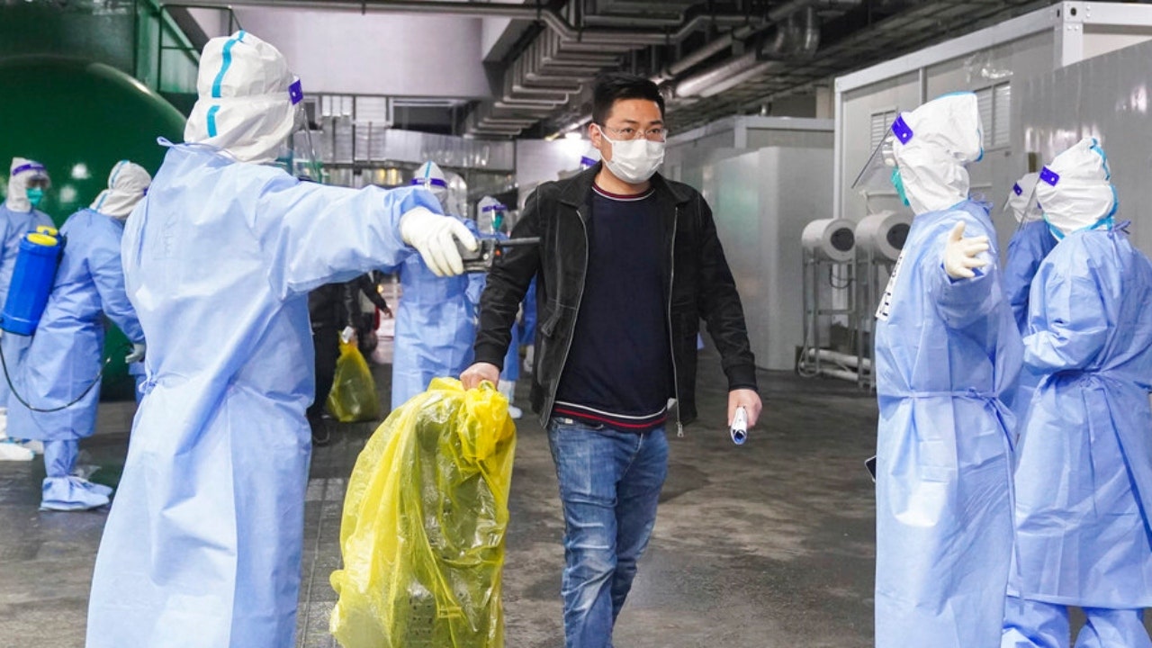 중국 도시들은 COVID-19 감염이 증가함에 따라 접근을 제한합니다.  한국은 대부분의 제한을 제거하기 위해 움직이고 있습니다.