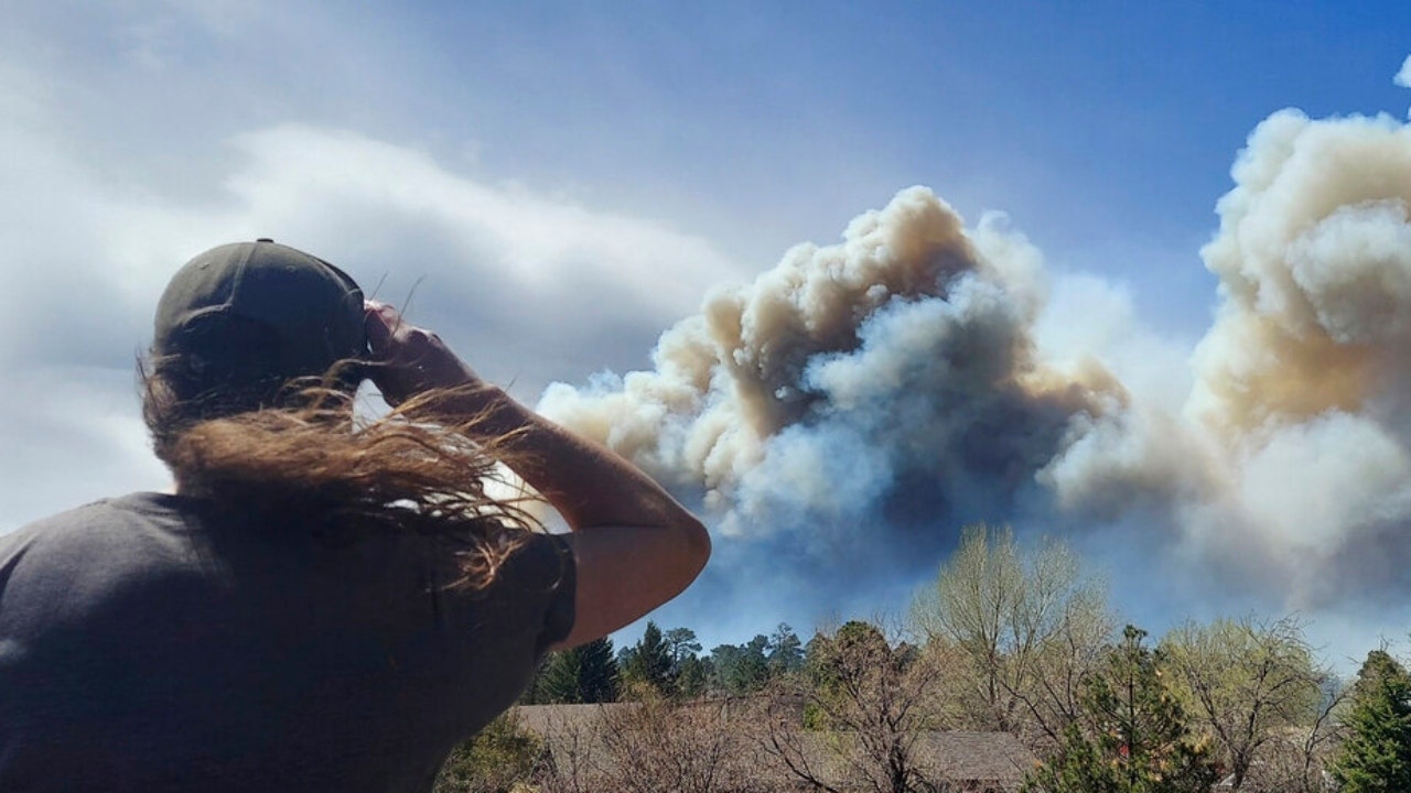 Arizona wildfire doubles in size, forces residents to flee