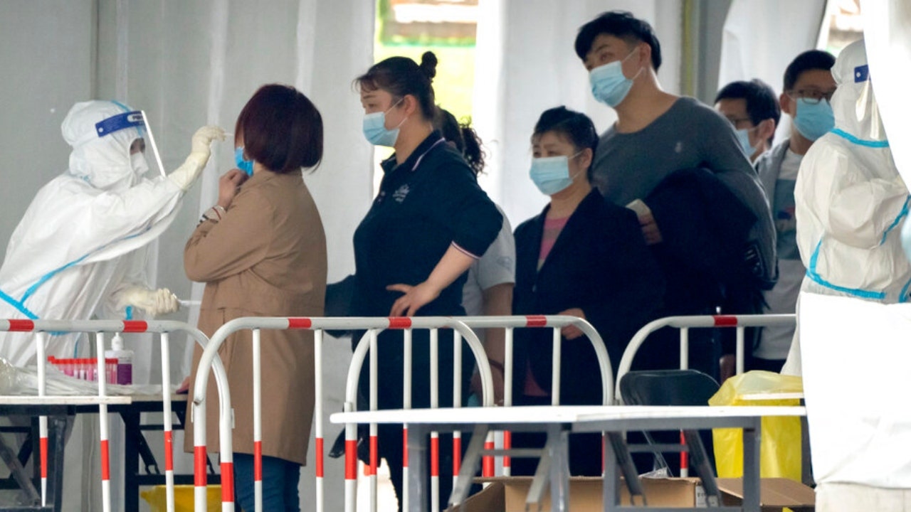 COVID-gevallen in Peking leiden ertoe dat ambtenaren hun studie opschorten en massatests uitvoeren