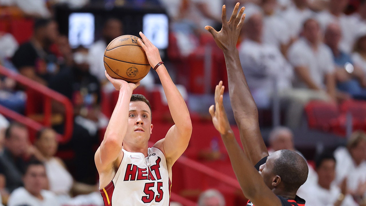 Duncan Robinson makes eight 3s, Heat top Hawks in Game 1 thumbnail